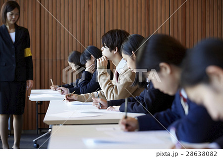 受験会場 試験を受ける学生たち materials digitalstage