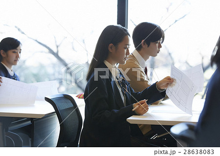 受験会場　試験を受ける学生たち 28638083