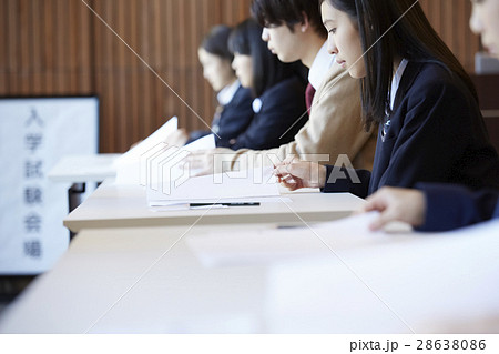 受験会場 試験を受ける学生たち materials digitalstage