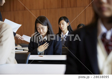 受験会場　試験を受ける学生たち 28638095