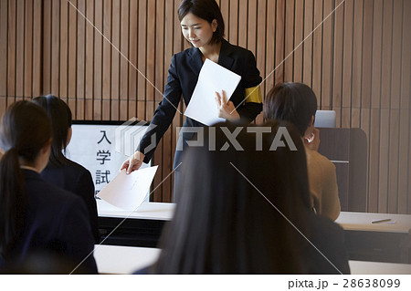 受験会場　試験を受ける学生たち 28638099