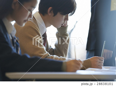 受験会場 試験を受ける学生たち 受験会場 試験を受ける学生たち 28638101