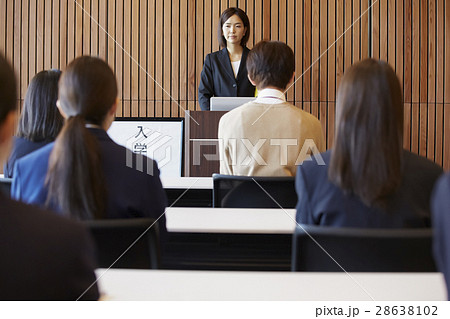 受験会場　試験を受ける学生たち 28638102