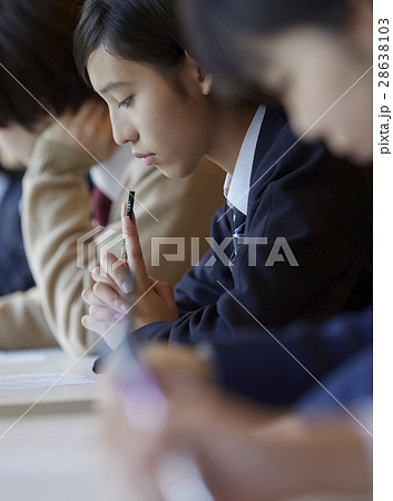 受験会場　試験を受ける学生たち 28638103