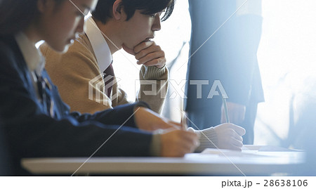 受験会場 試験を受ける学生たち 受験会場 試験を受ける学生たち 28638106