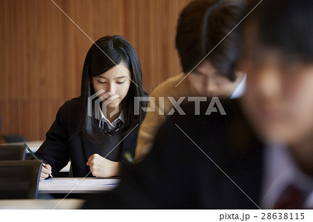 受験会場　試験を受ける学生たち 28638115