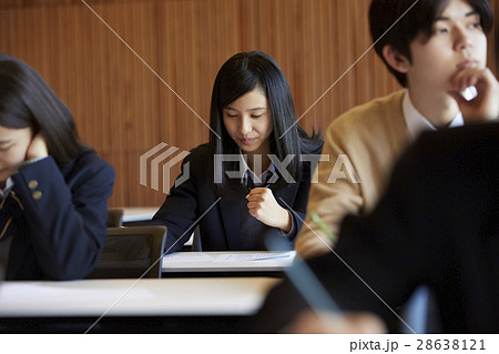 受験会場　試験を受ける学生たち 28638121