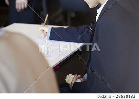 受験会場　試験を受ける学生たち 28638132