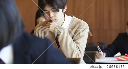 受験会場　試験を受ける学生たち 28638135