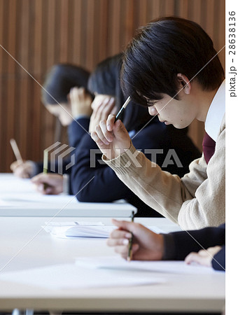 受験会場　試験を受ける学生たち 28638136