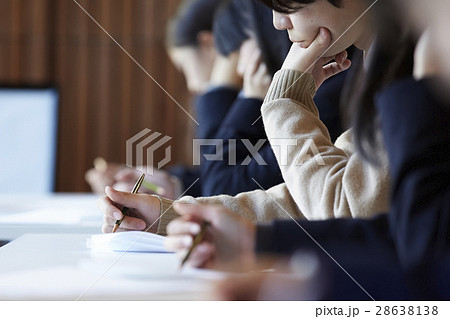 受験会場 試験を受ける学生たち 受験会場 試験を受ける学生たち 28638138