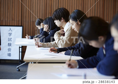 受験会場　試験を受ける学生たち 28638143