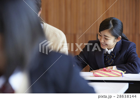受験会場　試験を受ける学生たち 28638144
