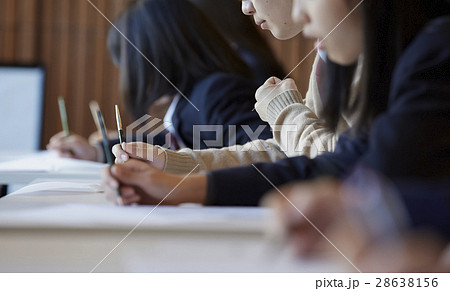 受験会場 試験を受ける学生たち 受験会場 試験を受ける学生たち 28638156