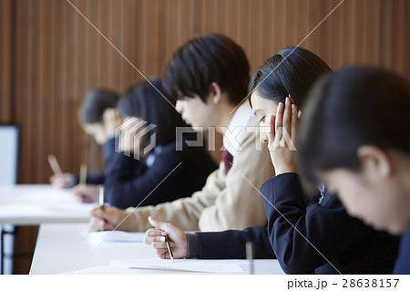 受験会場　試験を受ける学生たち 28638157