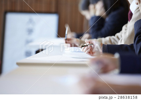 受験会場　試験を受ける学生たち 28638158