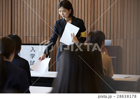 受験会場　試験を受ける学生たち 28638178
