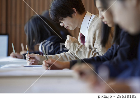 受験会場　試験を受ける学生たち 28638185