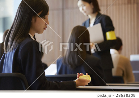 受験会場　試験を受ける学生たち 28638209