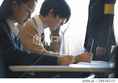 受験会場　試験を受ける学生たち 28638215