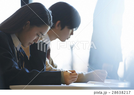 受験会場 試験を受ける学生たち 受験会場 試験を受ける学生たち 28638217