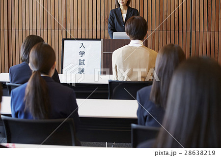 受験会場 試験を受ける学生たち 受験会場 試験を受ける学生たち 28638219