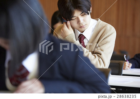 受験会場　試験を受ける学生たち 28638235