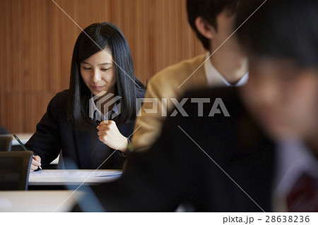 受験会場 試験を受ける学生たち 受験会場 試験を受ける学生たち 28638236