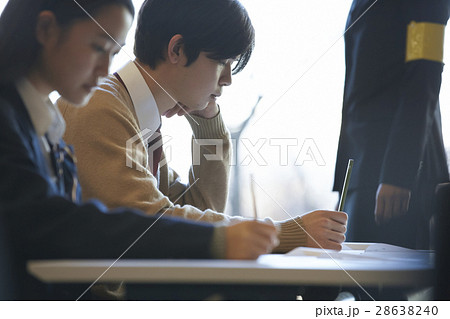 受験会場 試験を受ける学生たち 受験会場 試験を受ける学生たち 28638240