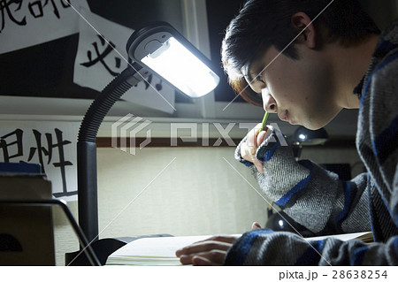 深夜に勉強をする受験生　予備校生 28638254