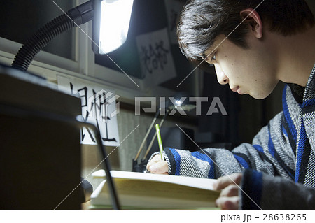 深夜に勉強をする受験生　予備校生 28638265