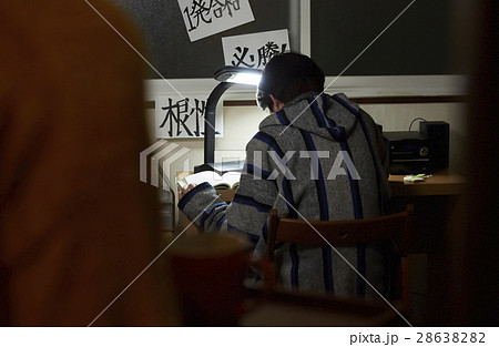 受験生を労わる母 差し入れの写真素材 2863