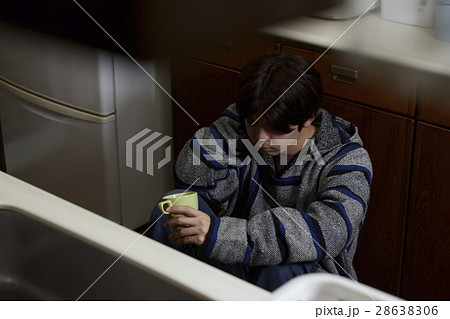 キッチンにいる青年 28638306