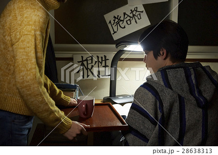 受験生を労わる母 差し入れの写真素材