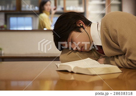 自宅で受験勉強をする男子 うたた寝 自宅で受験勉強をする男子 うたた寝 28638318