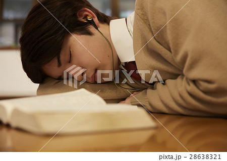自宅で受験勉強をする男子　うたた寝 28638321