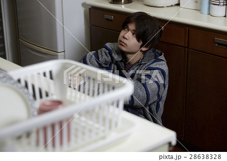 キッチンにいる青年 28638328
