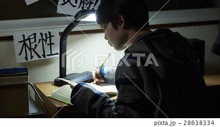 深夜に勉強をする受験生 予備校生の写真素材