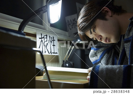 深夜に勉強をする受験生 予備校生の写真素材