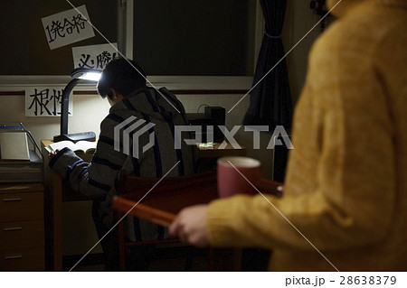 受験生を労わる母　差し入れ 28638379