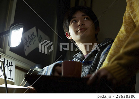 受験生を労わる母 差し入れの写真素材