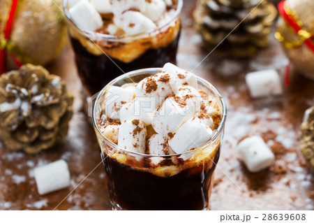 Black coffee in small glasses with marshmallows 28639608