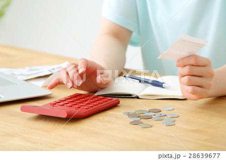計算する女性 計算する女性 28639677