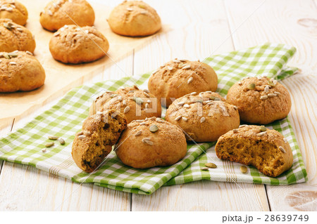 Sweet pumpkin buns with cinnamon and ginger. Sweet pumpkin buns with cinnamon and ginger. 28639749