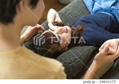 くつろぐカップル 28642175