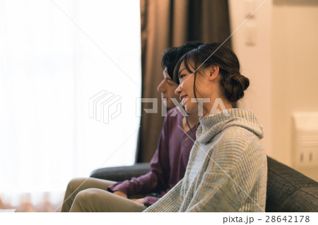 TVを観るカップル TVを観るカップル 28642178