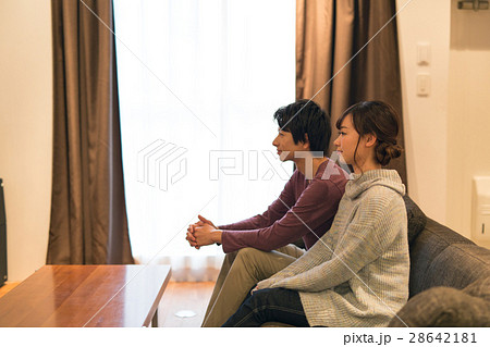 リビングでTVを観るカップル リビングでTVを観るカップル 28642181