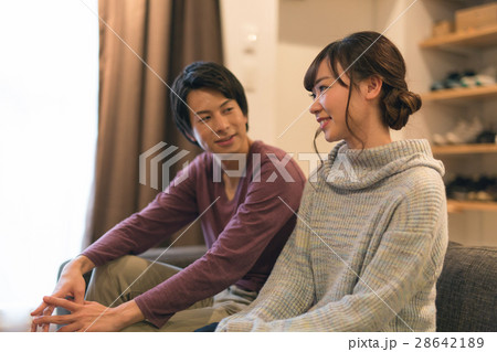 くつろぐカップル 28642189