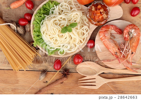 Spaghetti with shrimp and tomato sauce delicious. 28642663