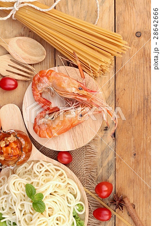 Spaghetti with shrimp and tomato sauce delicious. 28642666